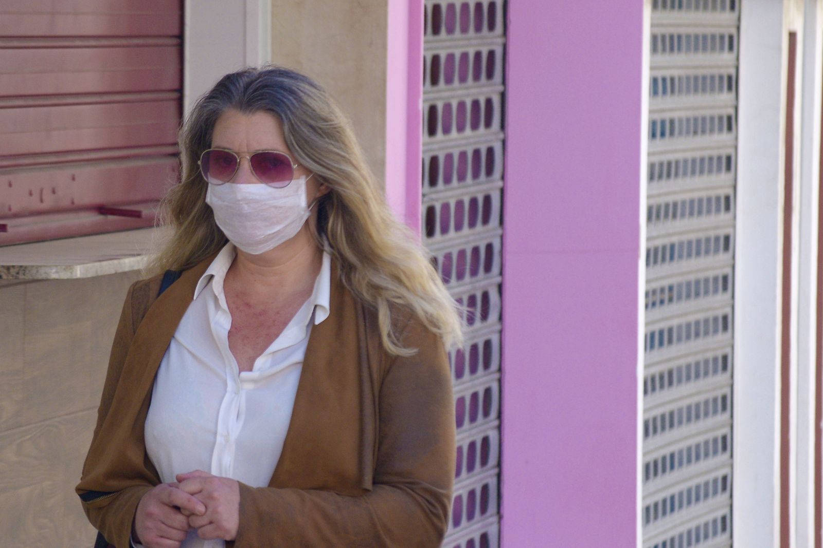 Fotos de gente con mascarillas en La Linea