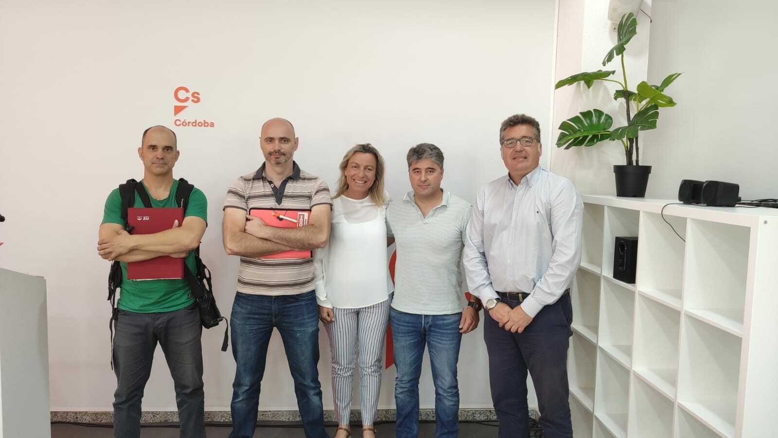 La candidata de Cs, Isabel Albás, con bomberos.