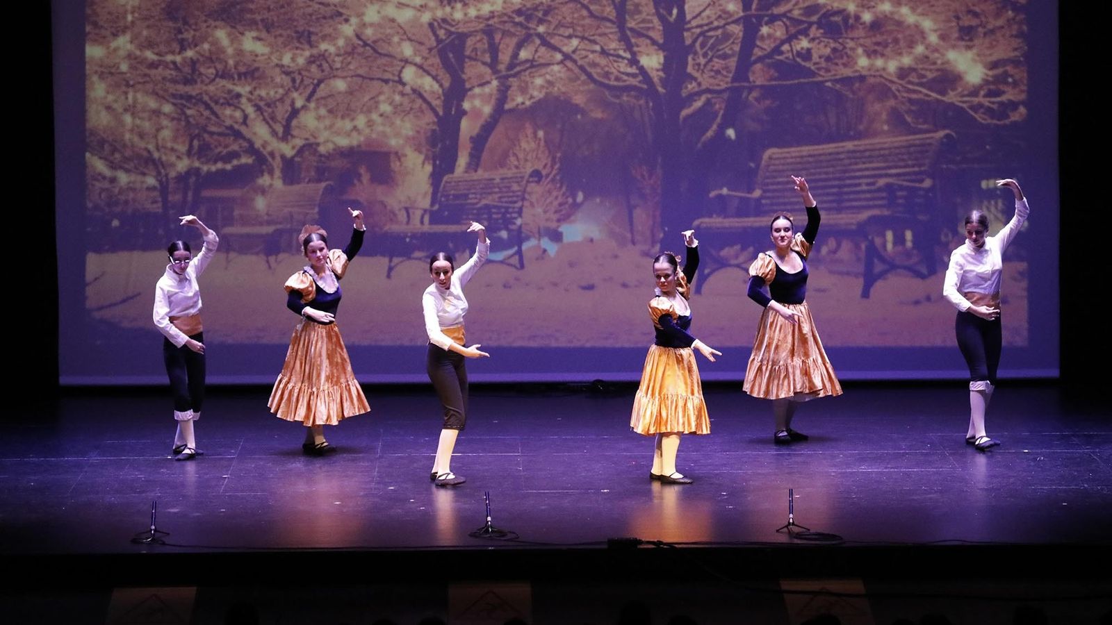 Las fotos de la Gala Solidaria de Navidad de la Escuela Municipal de Música, Danza y Teatro "Jose María Sánchez -Verdú"
