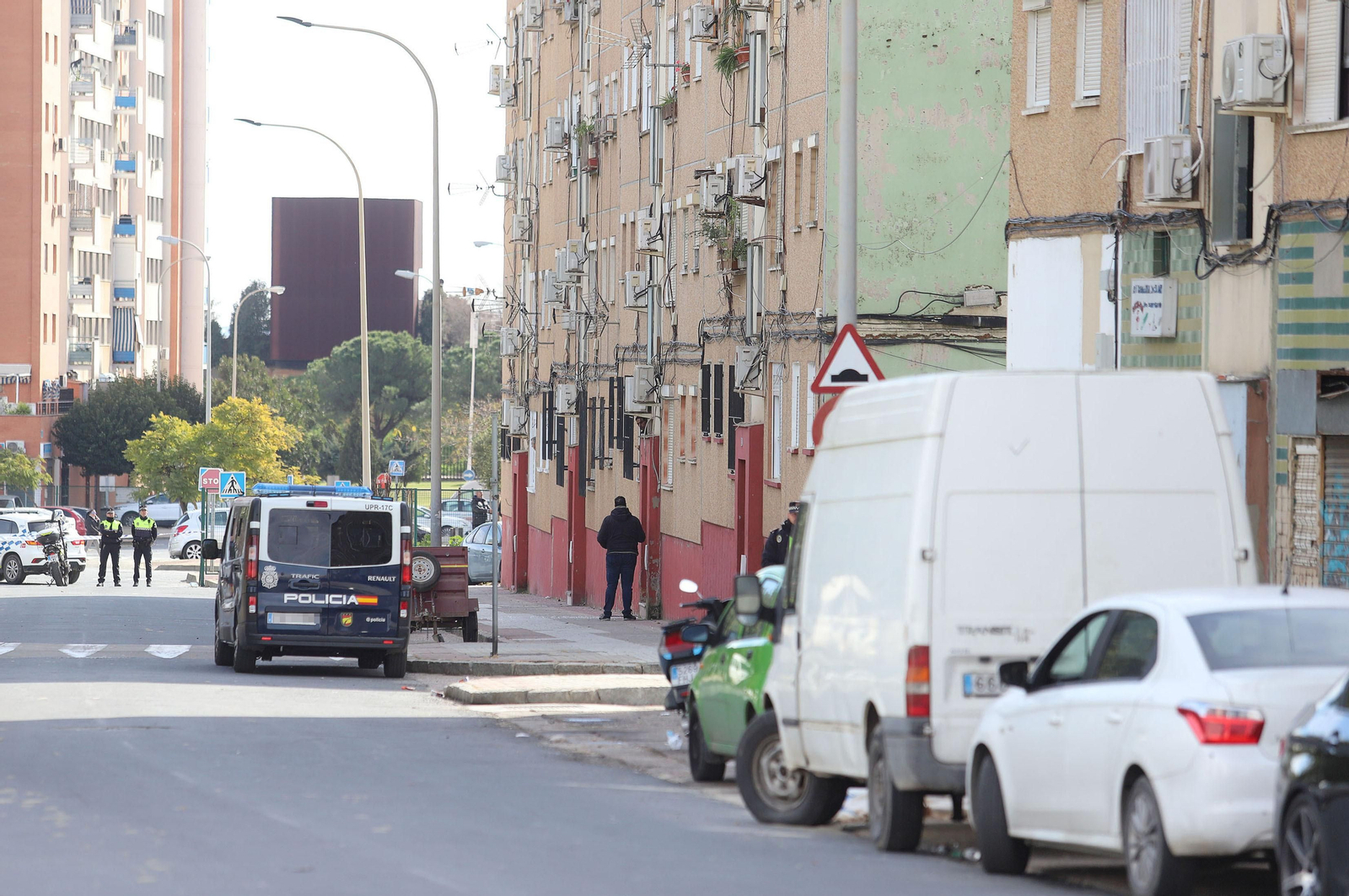 Imágenes del atrincherado que amenazaba con hacer estallar una bombona en el Torrejón, Huelva