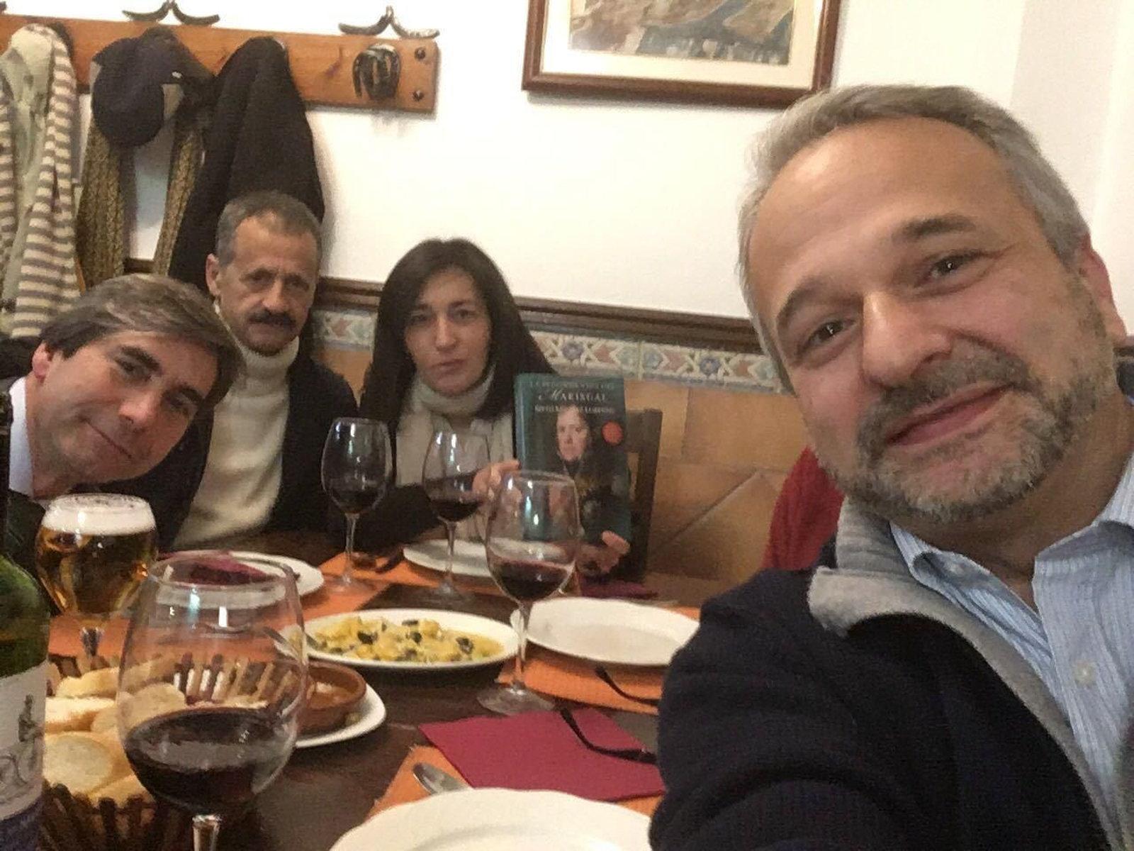 Selfie de Sixto Sánchez, en primer plano, con algunos miembros de la Tertulia del Salvador.