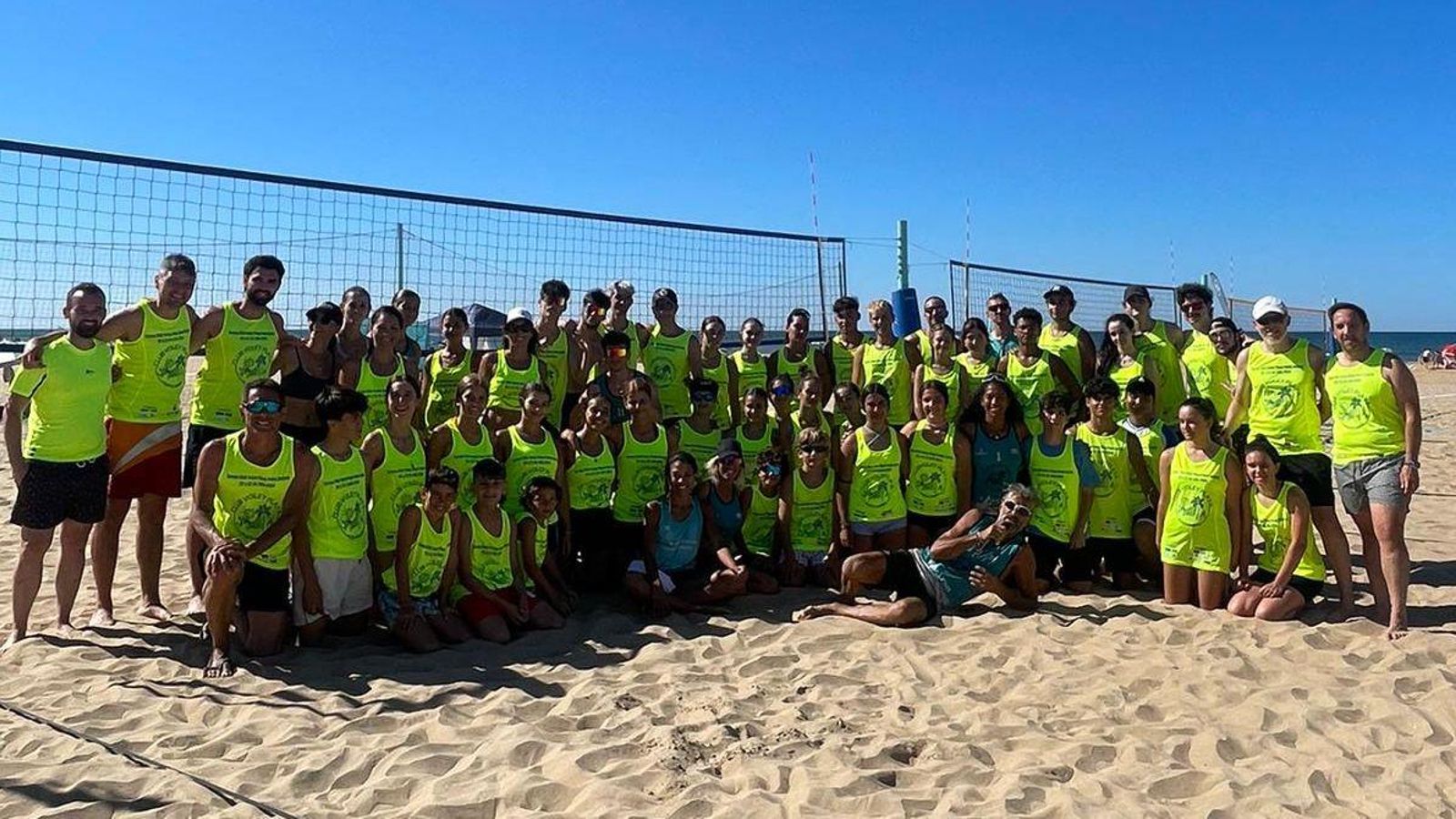 Miembros del Club Voley Playa Punta Umbría.