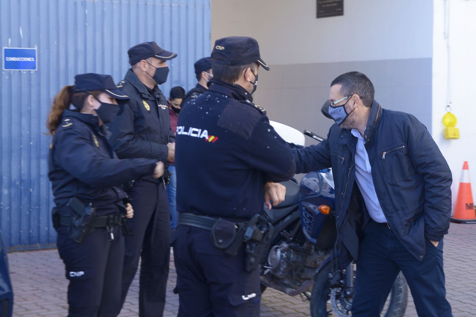 Fotos de la entrega de juguetes a familias por la CNP.