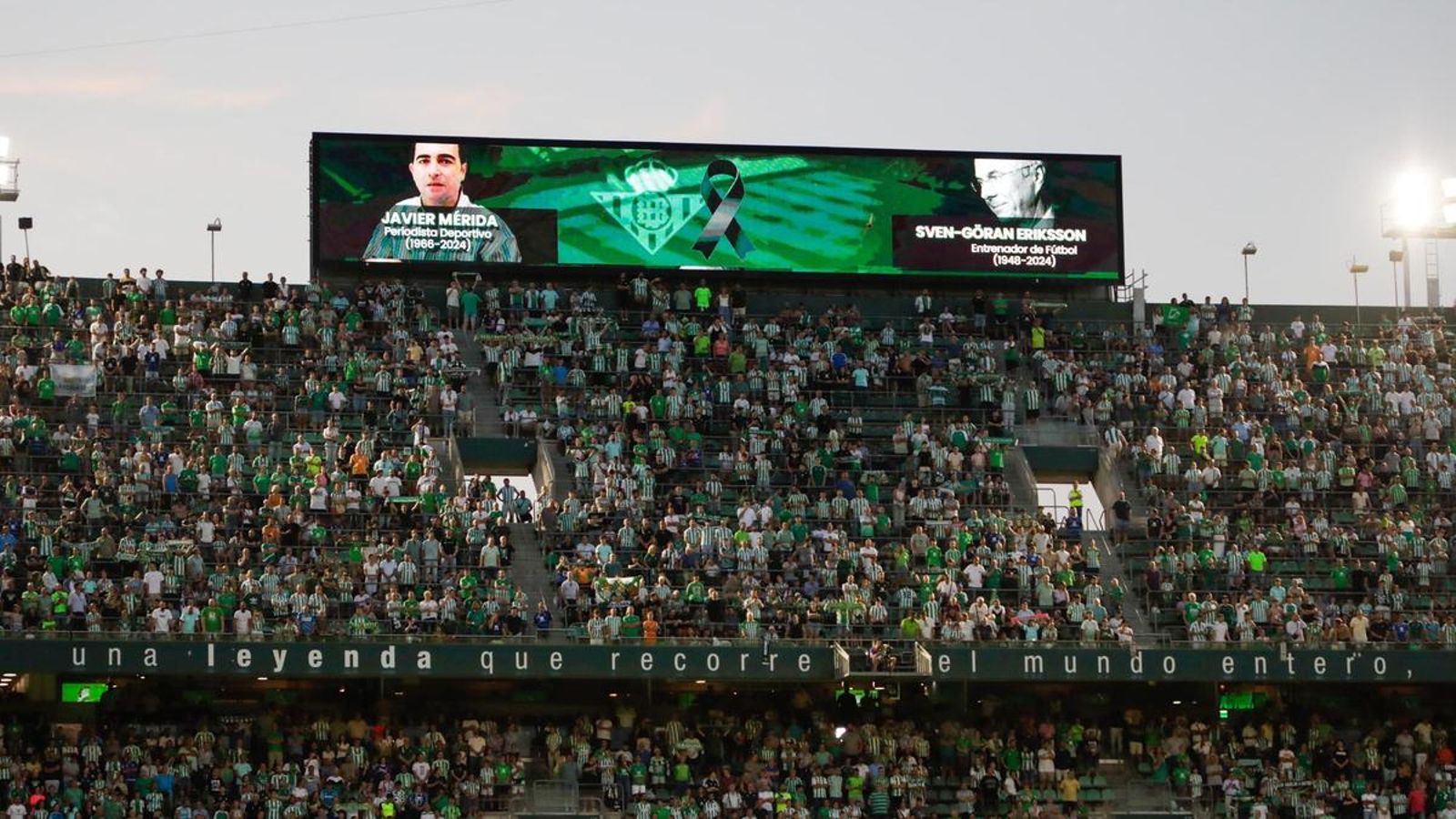 Minuto de silencio del Betis en recuerdo al periodista de Diario de Sevilla Javier Mérida.
