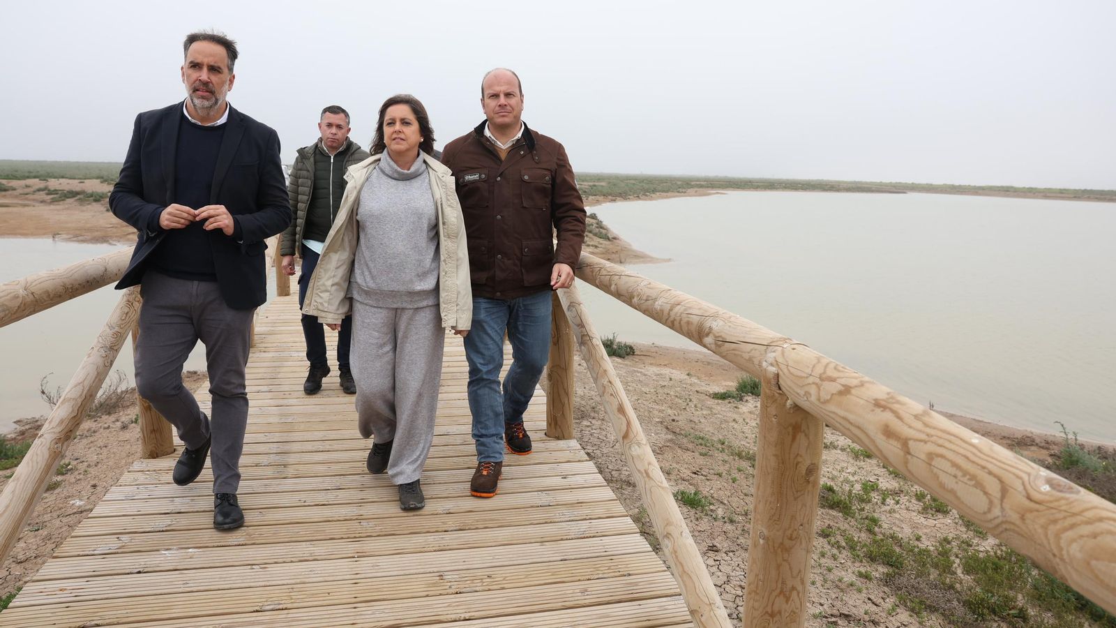 El alcalde Trebujena, Ramón Galán, junto a la consejera paseando por una de las pasarelas de las marismas. El alcalde Trebujena, Ramón Galán, junto a la consejera paseando por una de las pasarelas de las marismas.
