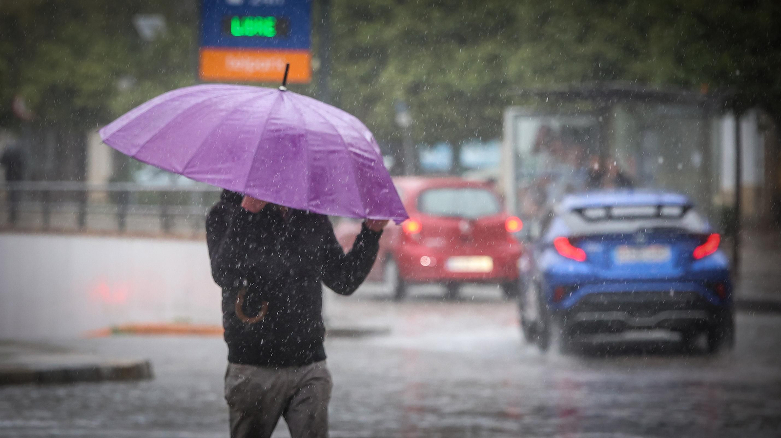Una persona se resguarda de la lluvia en Jerez, tras la llegada de la borrasca Karlotta. Una persona se resguarda de la lluvia en Jerez, tras la llegada de la borrasca Karlotta.