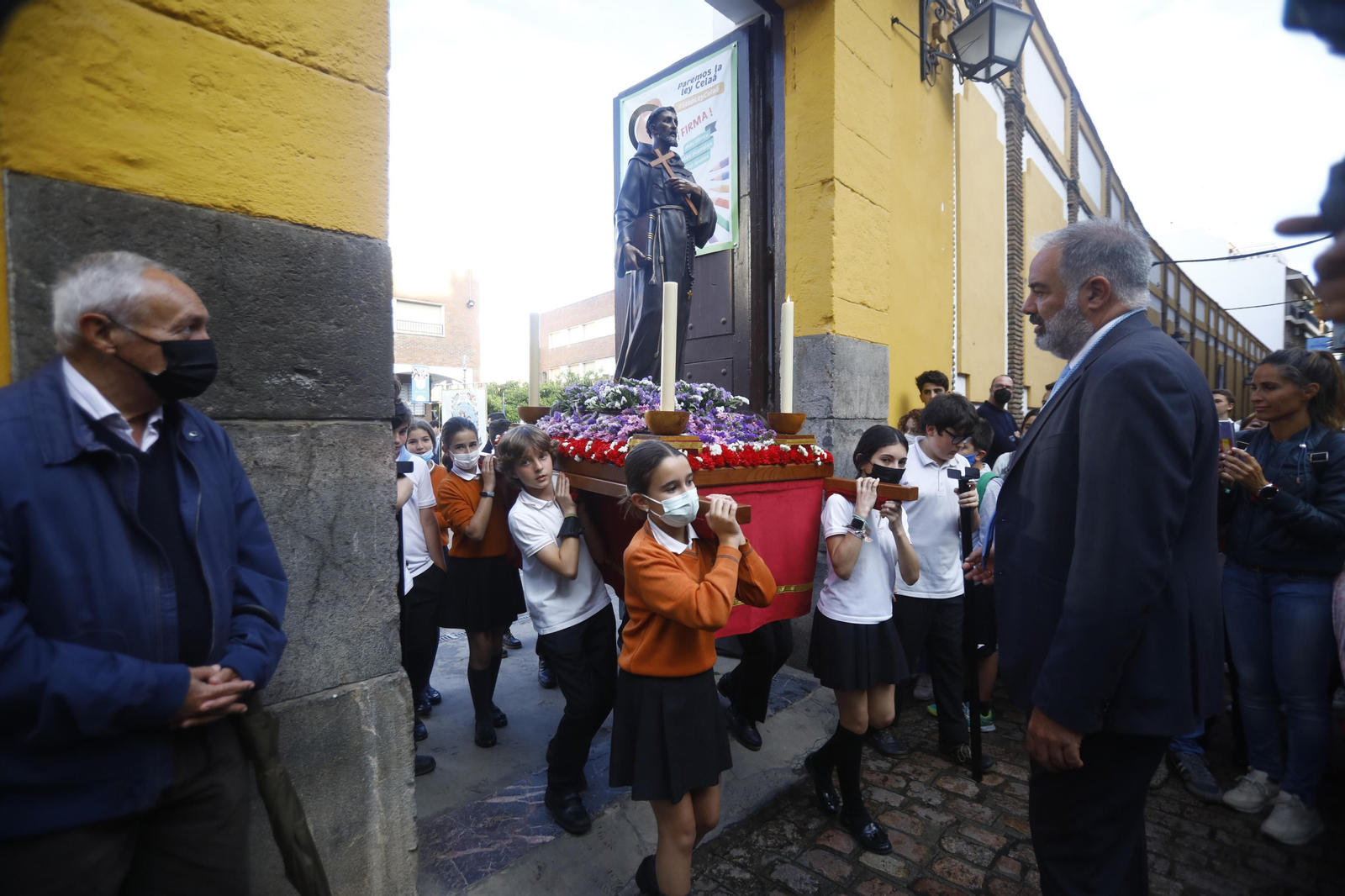 La procesión infantil y juvenil del colegio Divina Pastora de Córdoba, en imágenes