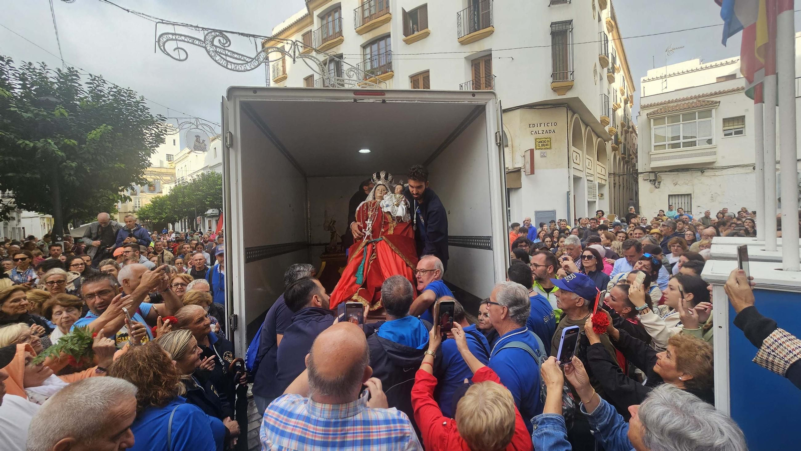 La Virgen de la Luz, patrona de Tarifa, regresa a su santuario entre el fervor y la lluvia