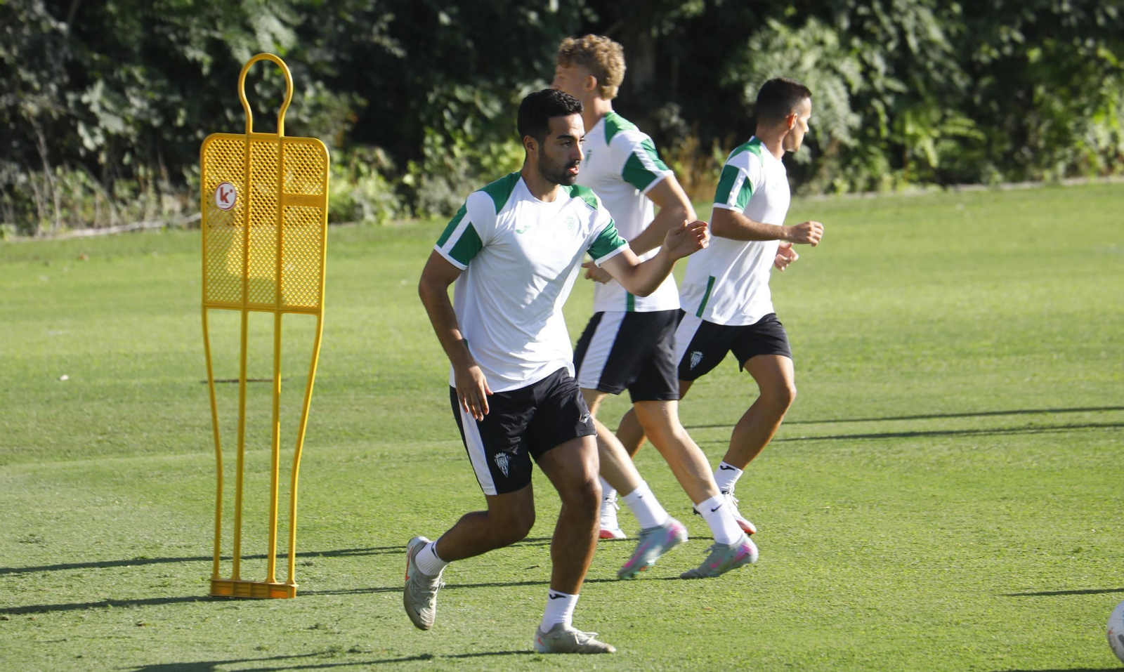 Rubén Alves se ejercita junto a George Andrews y Diego Bri.