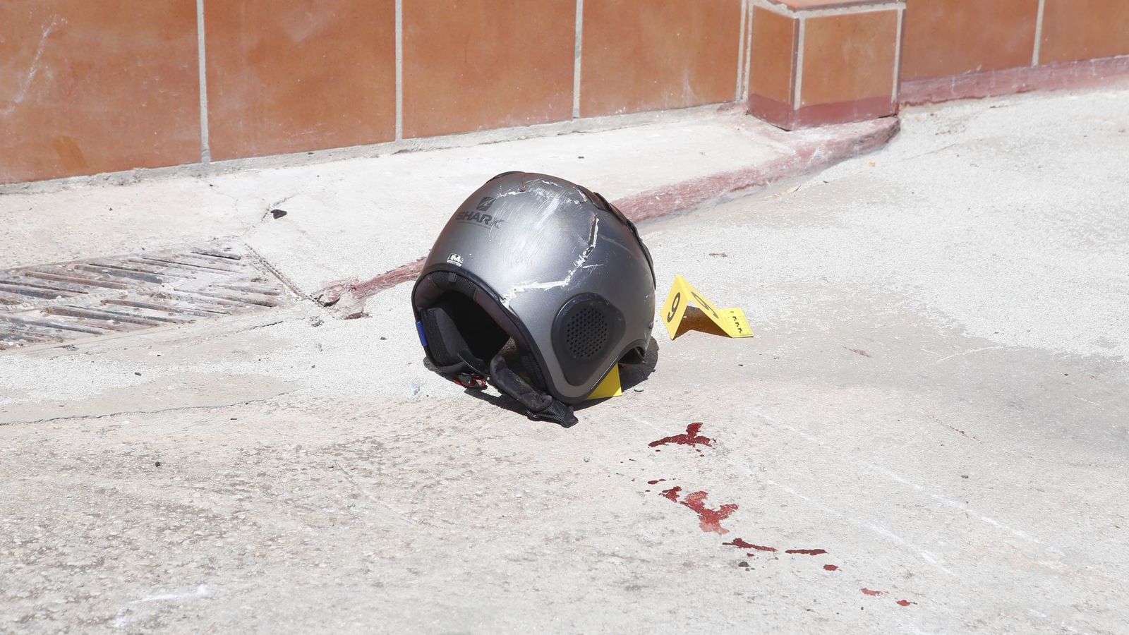 El casco del motorista, en el lugar del accidente.