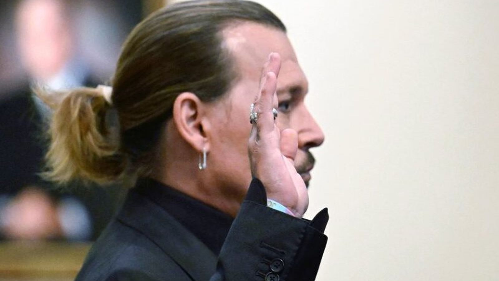 Depp realiza el juramento antes de testificar.