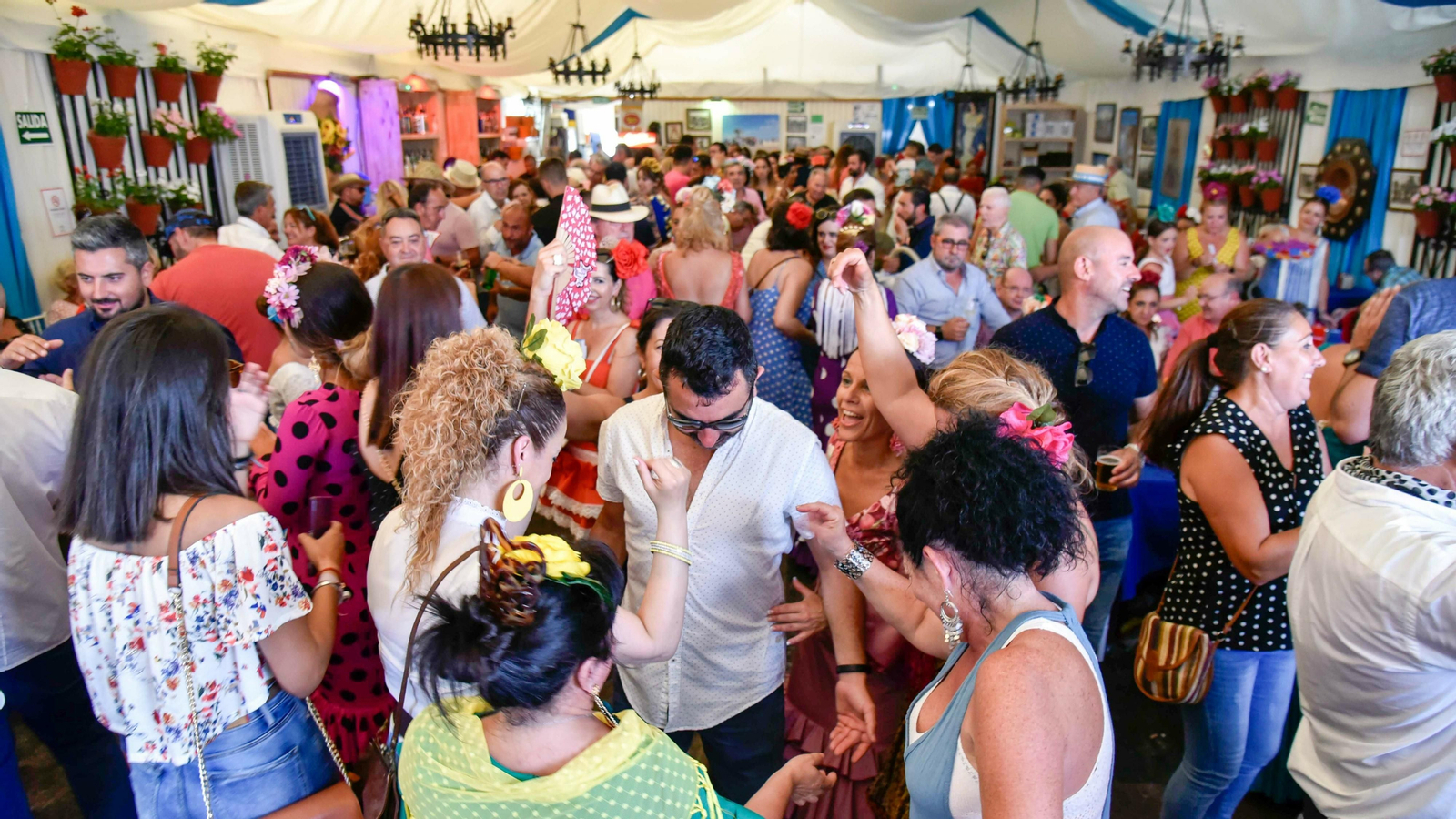 Ambiente en las caseta en el Domingo Rociero