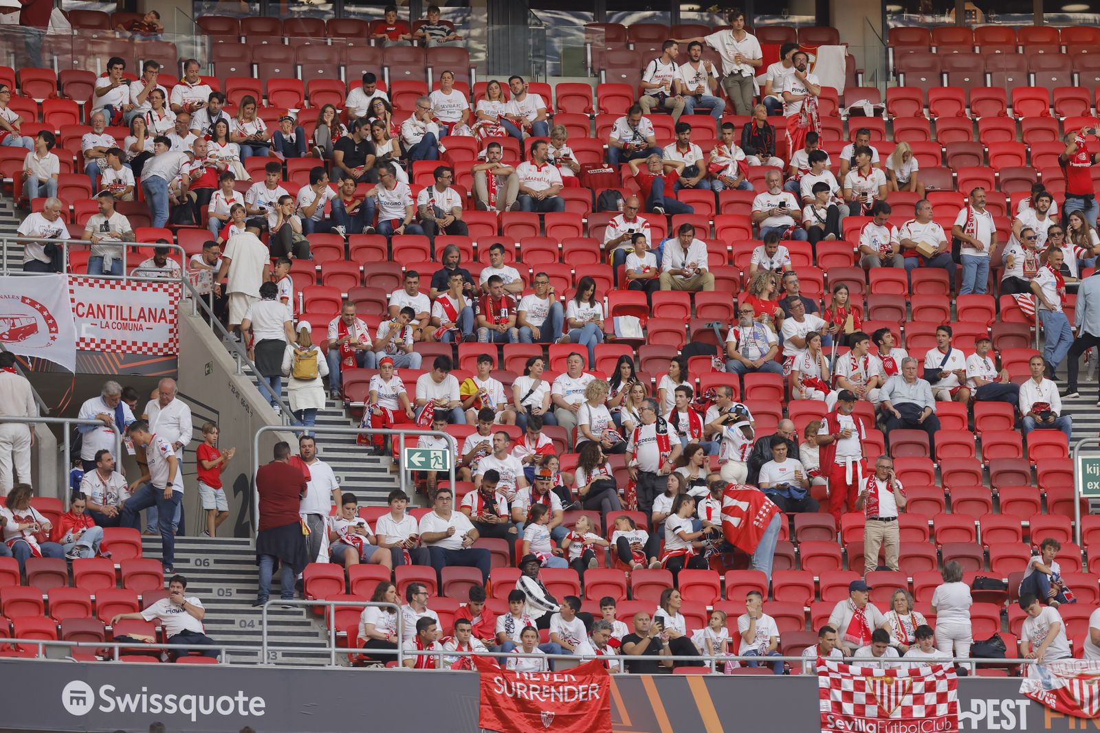 Búscate en las fotos del Sevilla-Roma