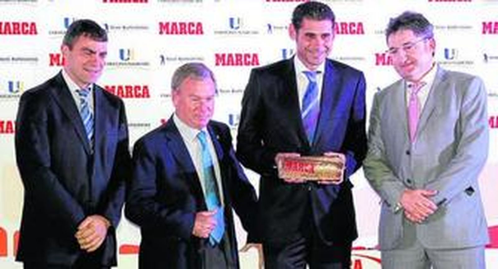 Hierro, flanqueado por Manolo Sanchís, Javier Clemente y Óscar Campillo, director de 'Marca'.