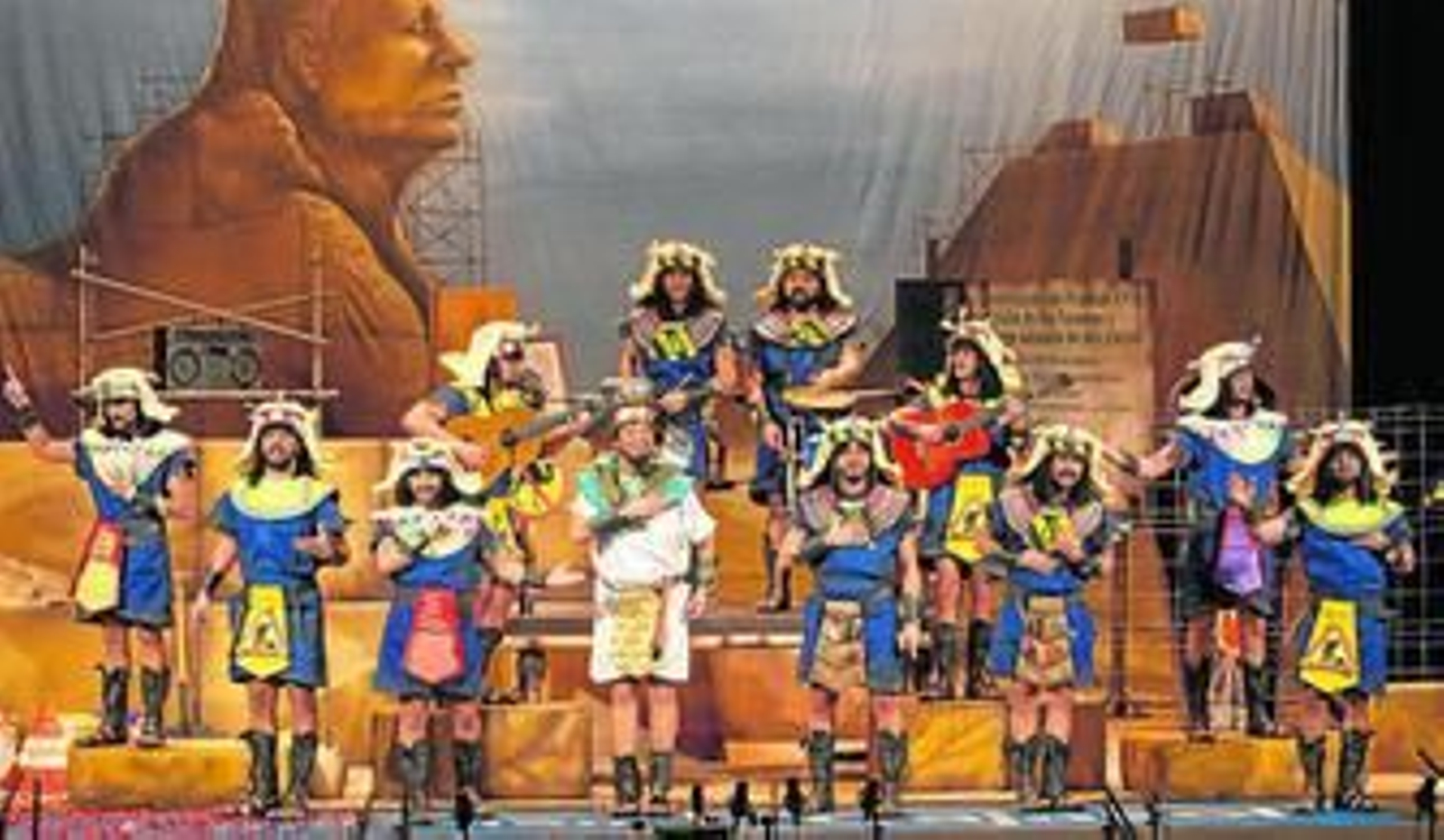 La chirigota 'Los polvos egipcios' en una de sus actuaciones en el Concurso de Agrupaciones 2016.