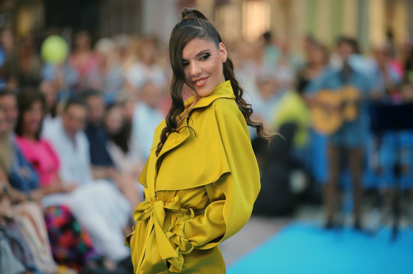Imágenes de Huelva en blanco y azul, la noche del comercio