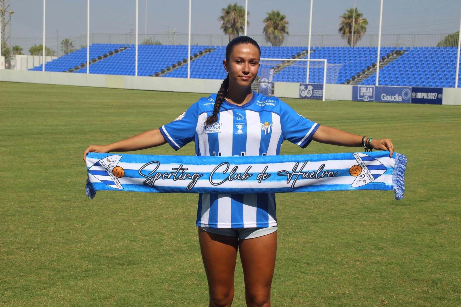 Paula Albarrán posa con la bufanda del equipo.