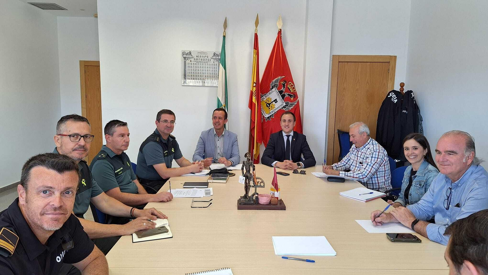 El subdelegado de Gobierno asiste a la reunión.