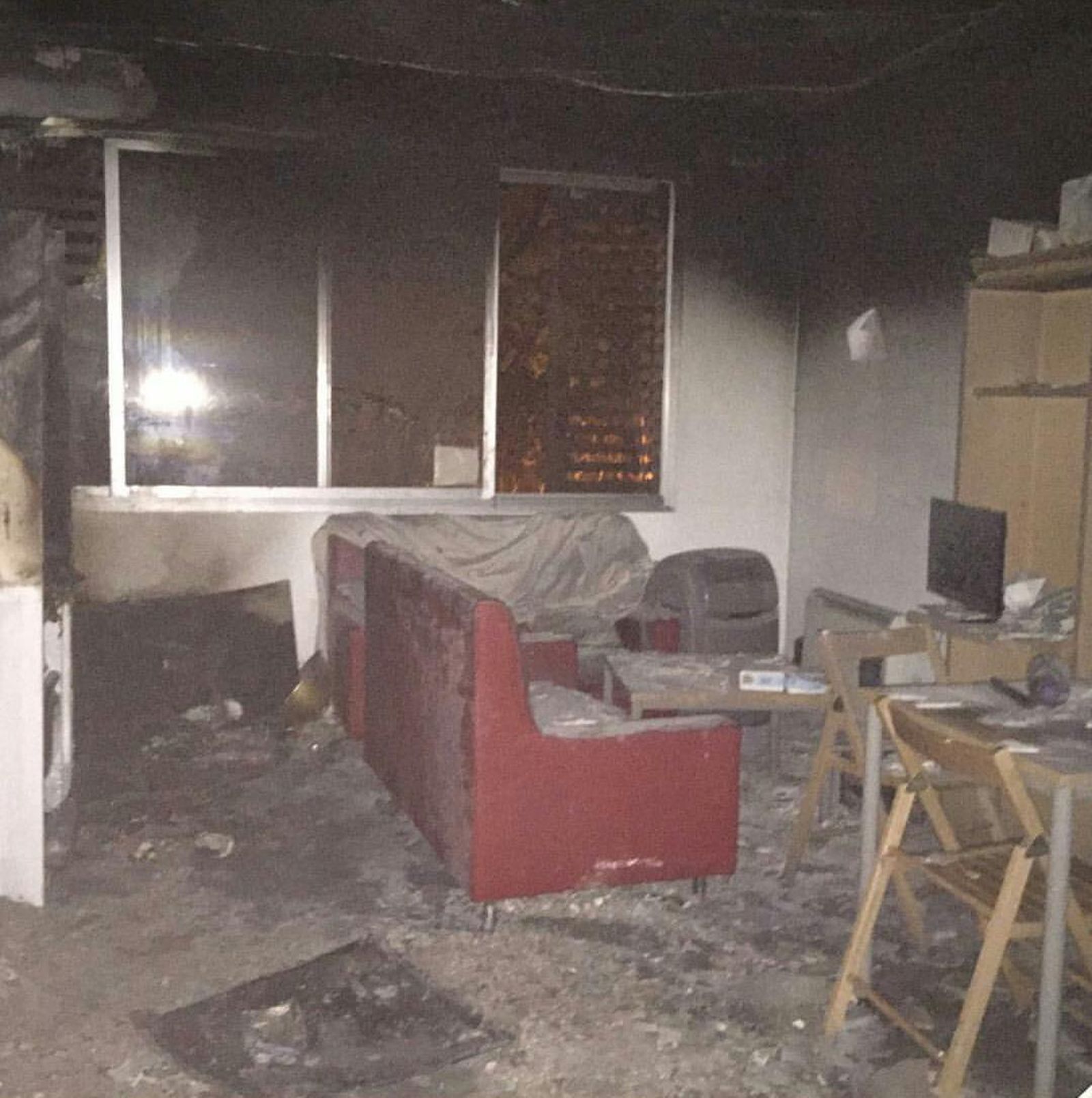 Imagen del salón-cocina en el que se originó el fuego.