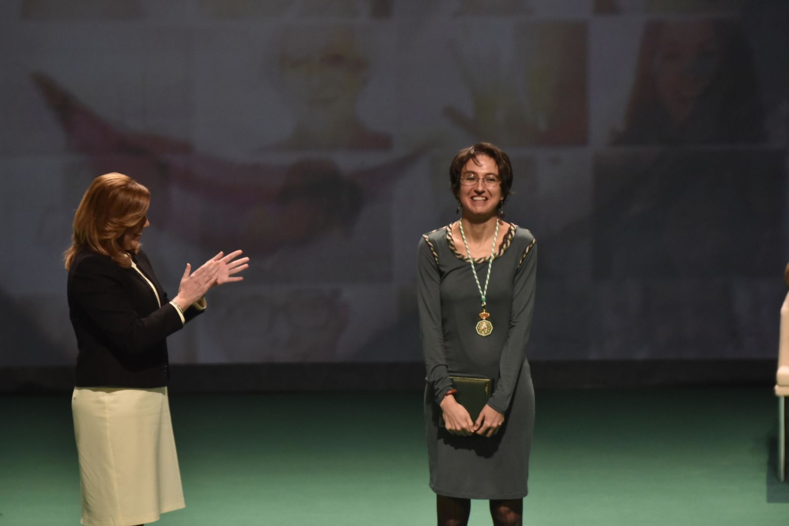 Elena Mendoza recibe su medalla de Andalucía. / JUAN CARLOS VÁZQUEZ