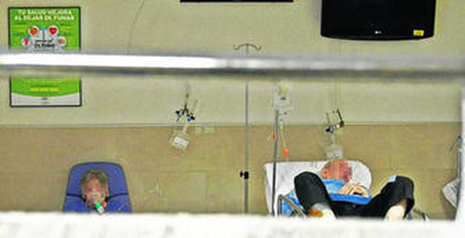 Dos pacientes, ayer, en la sala de espera de urgencias del hospital Punta Europa de Algeciras.