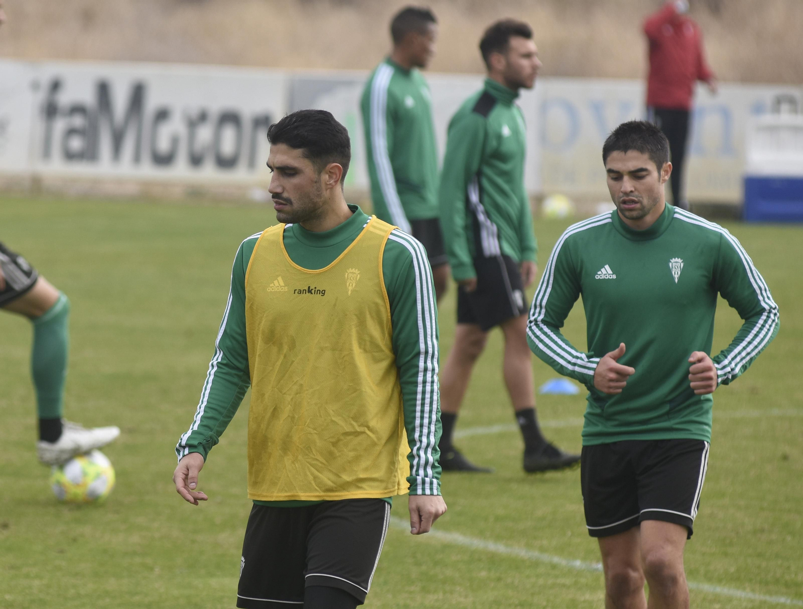 Víctor Ruiz, junto a Jesús Álvaro, en un entrenamiento.