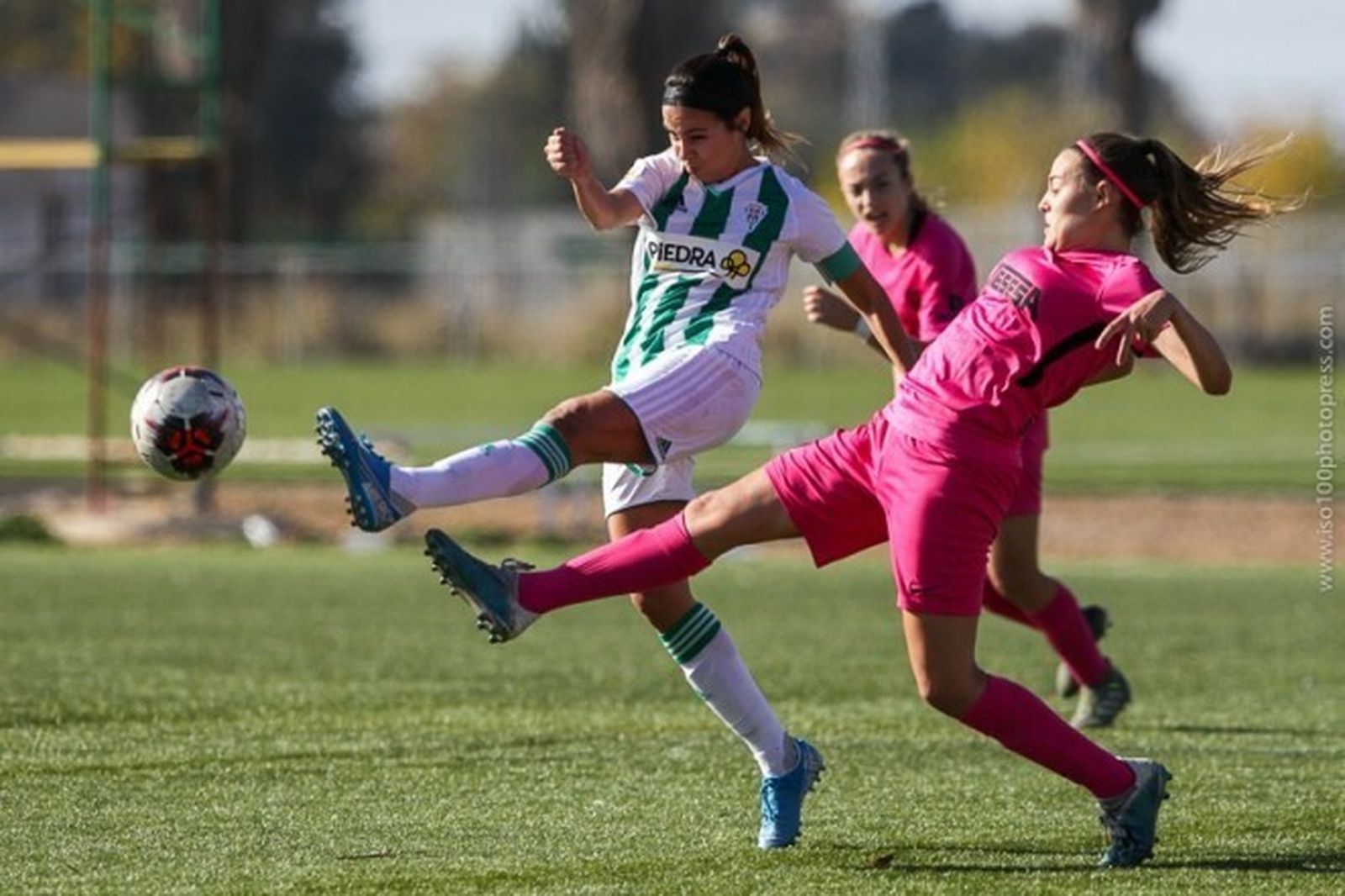 Lance del partido entre el Córdoba y el Málaga.