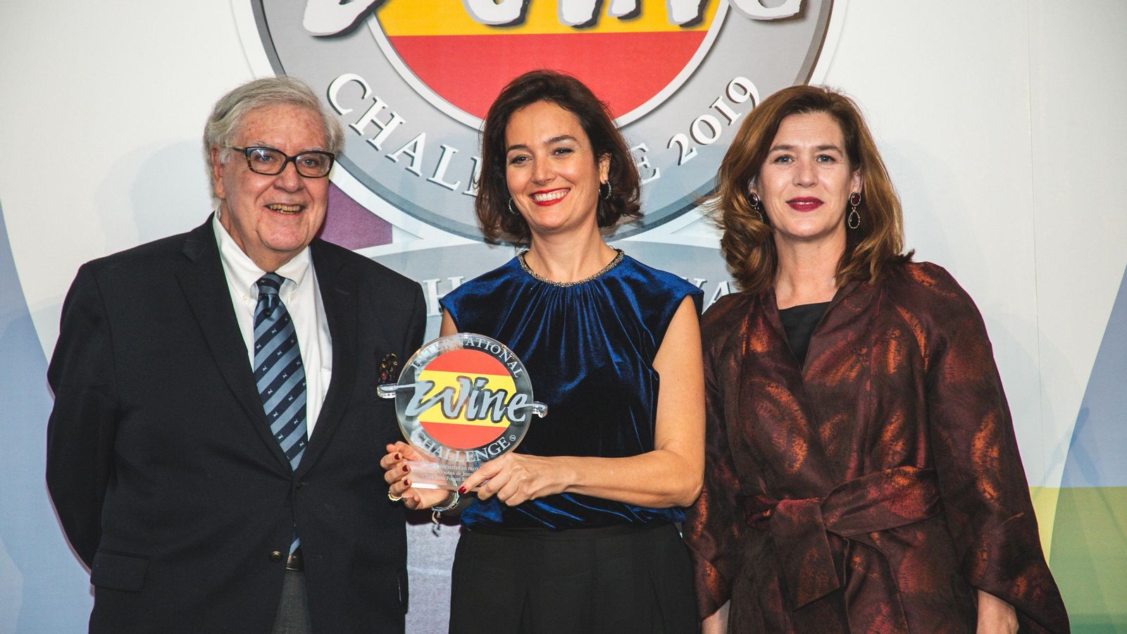 Carmen Aumesquet (c), con el premio concedido a Copa Jerez como 'Mejor Iniciativa de Promoción'.