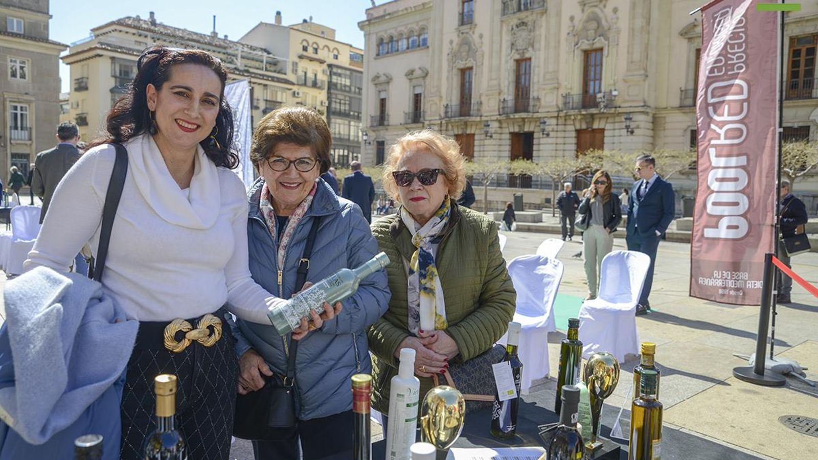 María del Mar Manrique, gerente de la cooperativa San Vicente, de Mogón, con dos asistentes al acto.