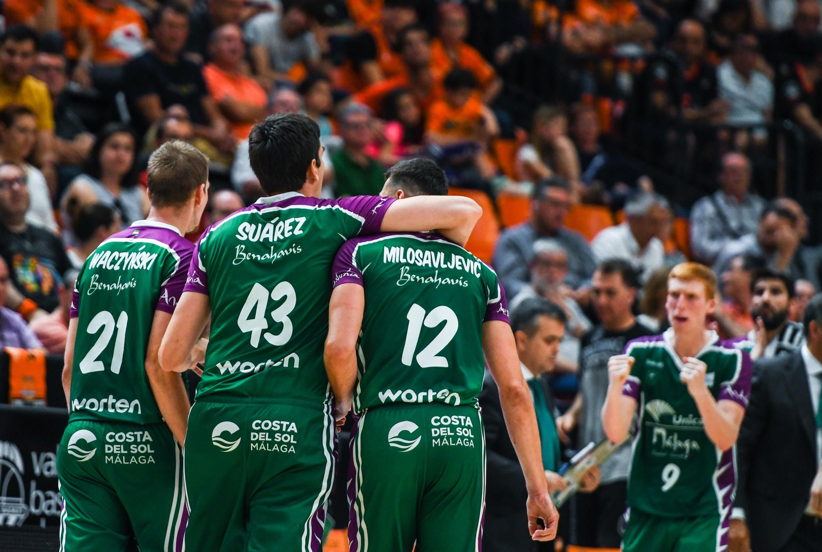 Waczynski, Suárez y Milosavljevic celebran.