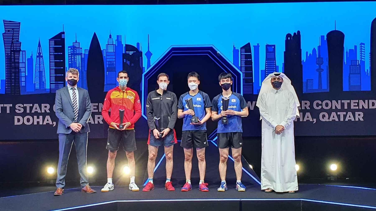 Robles (2º por la izquierda) durante la entrega de premios en Doha. Robles (2º por la izquierda) durante la entrega de premios en Doha.