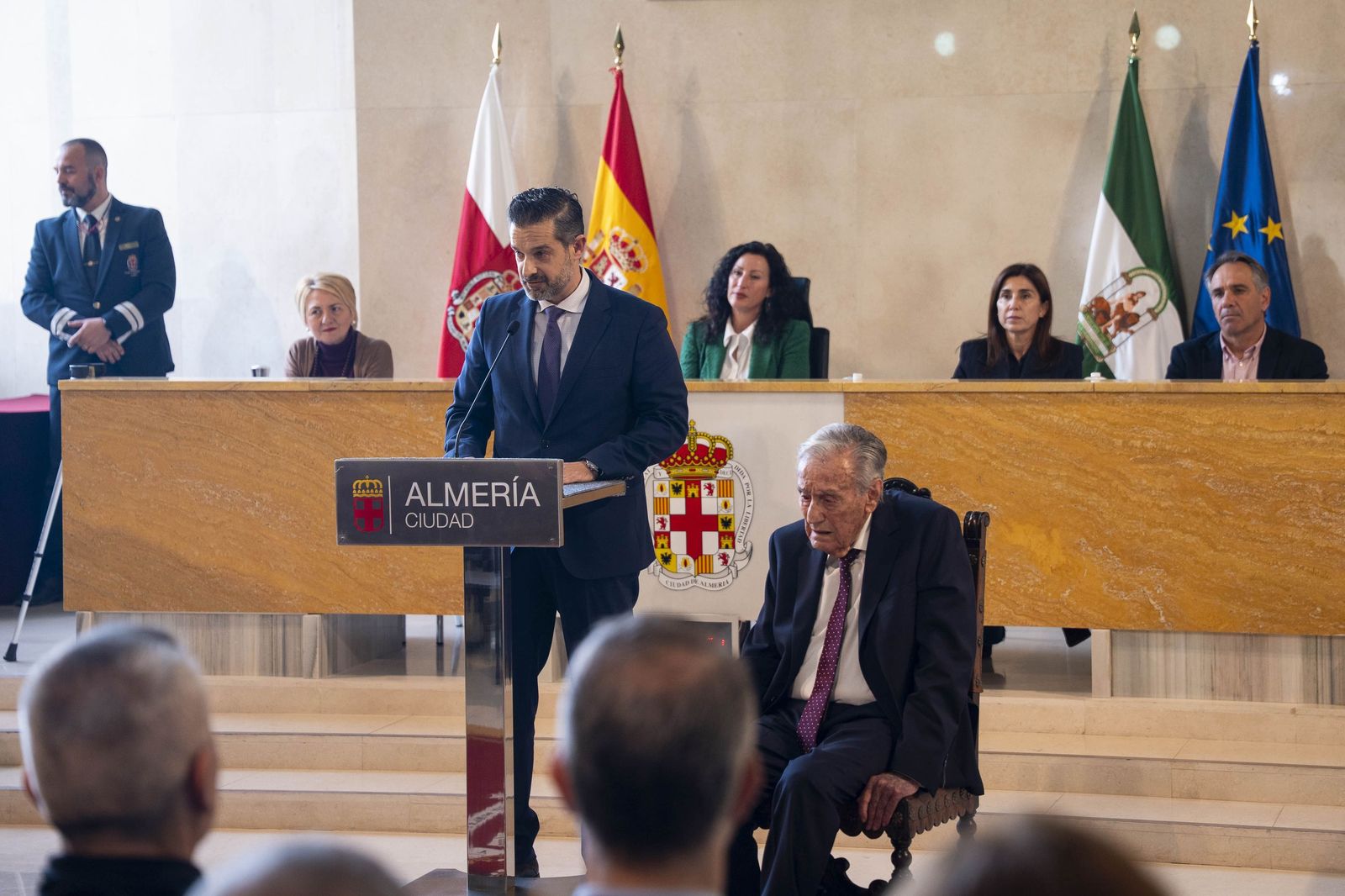 La galería del Escudo de Oro de la Ciudad de Almería a Juan Rigaud