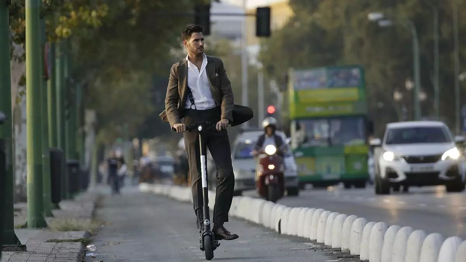 Un usuario de patinete por el carril bici de la ciudad