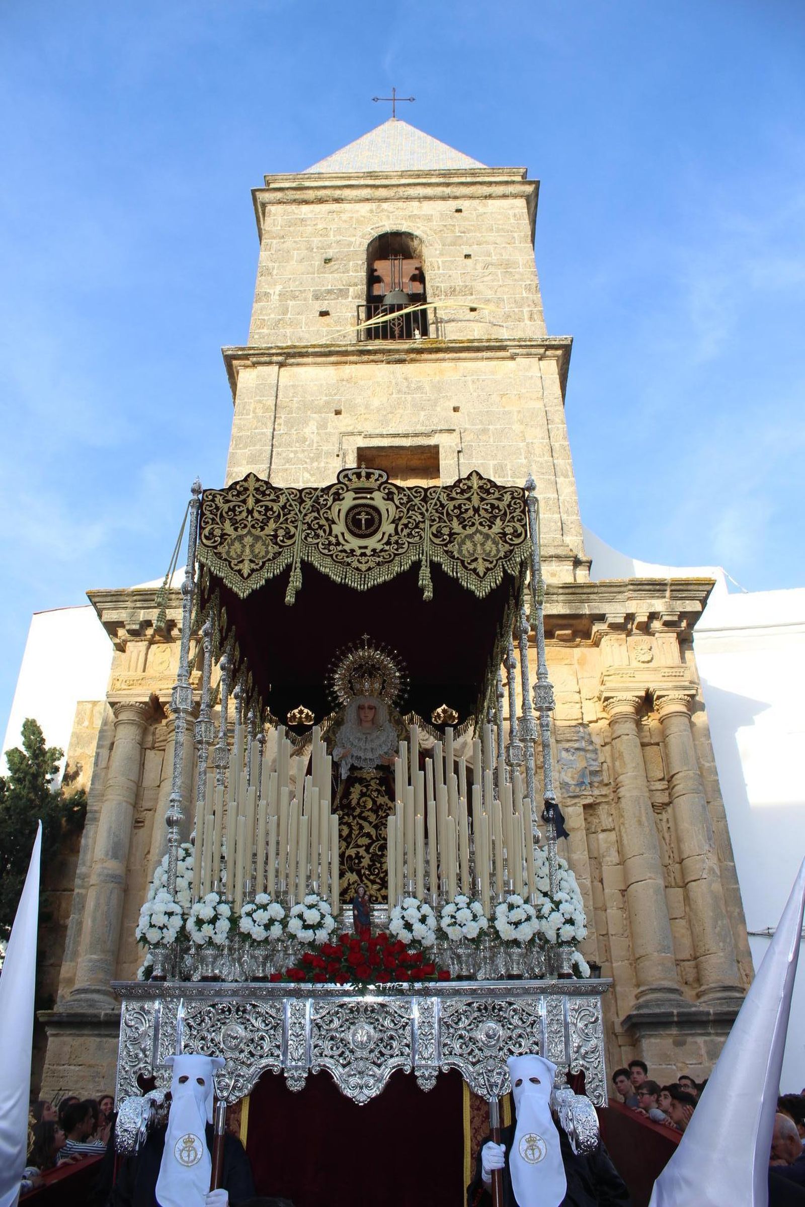 La imagen de la Virgen de la Amargura a su salida de la parroquia de Conil.