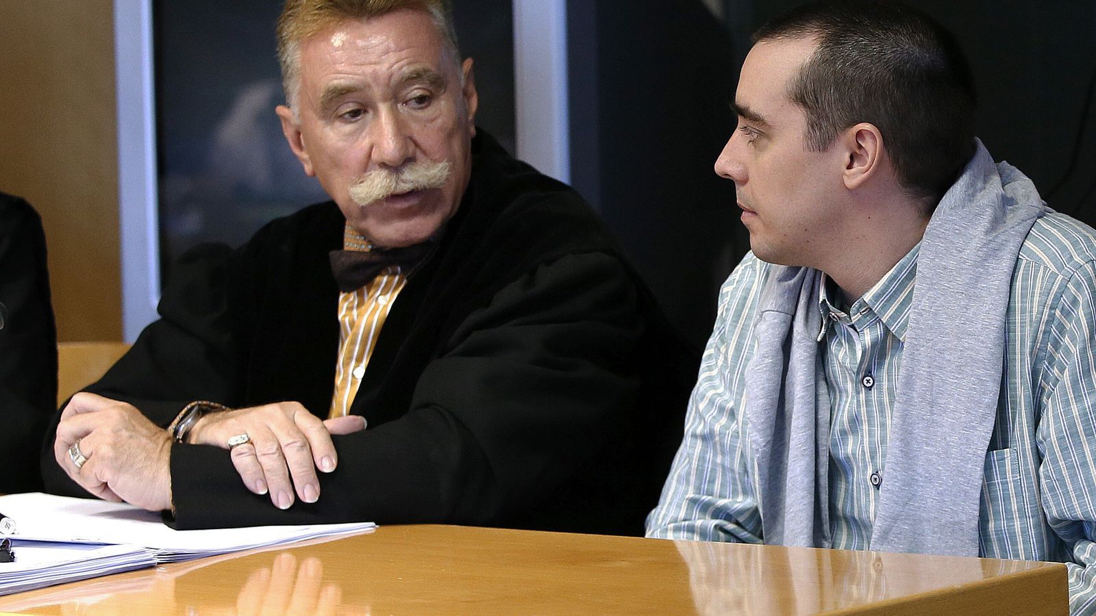 Bruno Hernández Vega (d), con su abogado, Marcos García Montes (i).