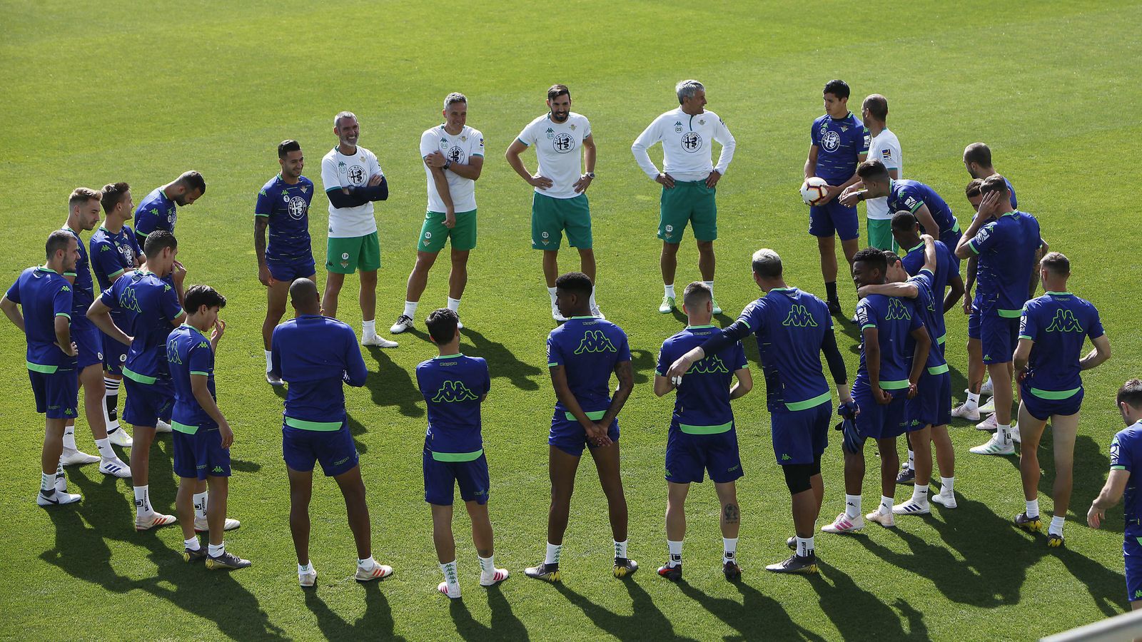 Setién dialoga con sus futbolistas en el entrenamiento de ayer.