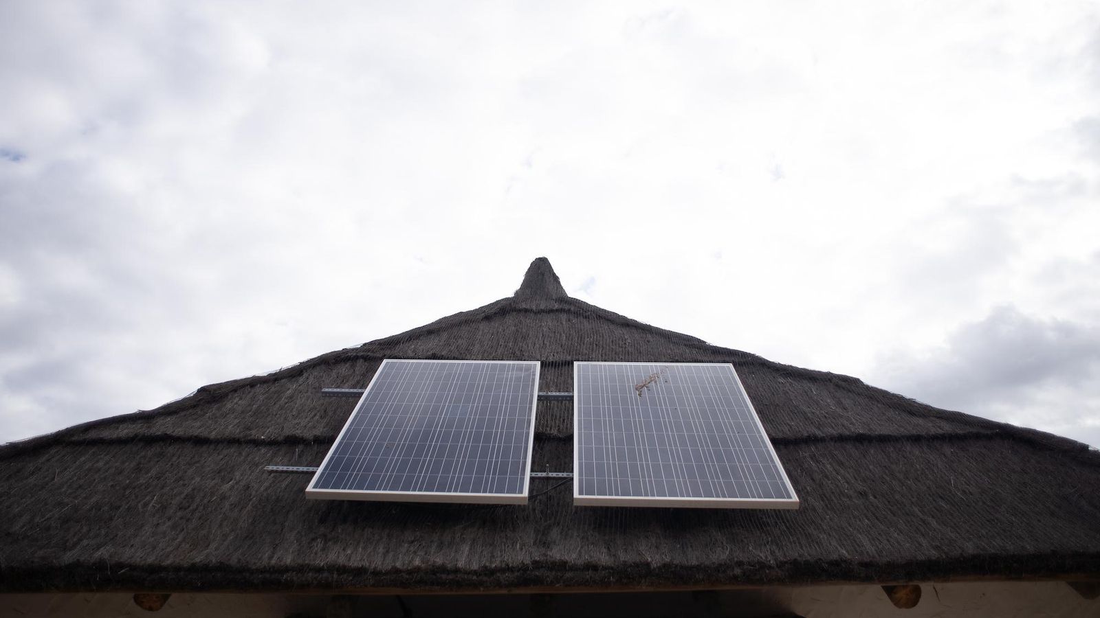 Las chozas se alimentan de energía solar