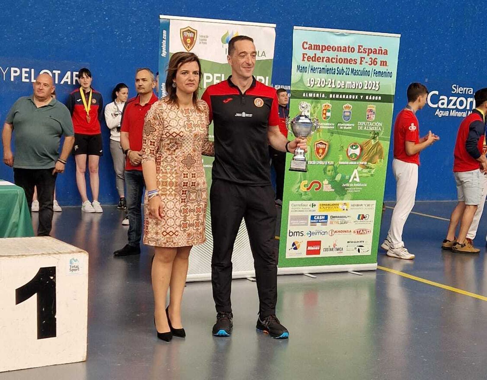 Un integrante de la selección navarra recoge uno de sus premios conseguidos en el Campeonato de España.