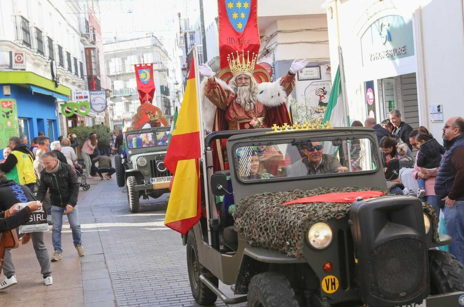 Imagen del recorrido de los Reyes Magos este mediodía a bordo de vehículos.