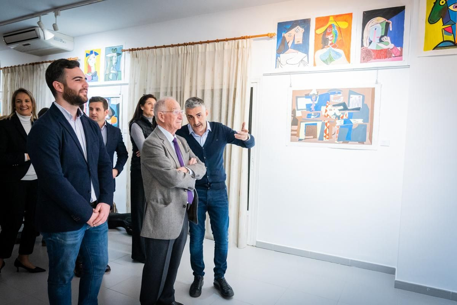 Gabriel Amat, alcalde de Roquetas de Mar atiende las explicaciones de Miguel Ángel Montesinos en presencia del concejal, Juan Carlos Muyor.