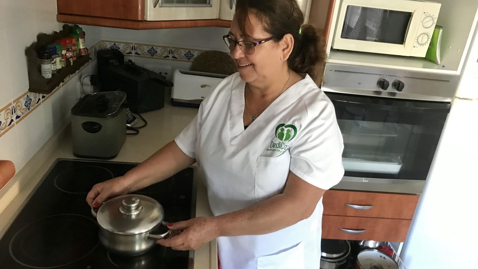 Otra de las empleadas de DediCares cocinando en la vivienda de uno de los pacientes.