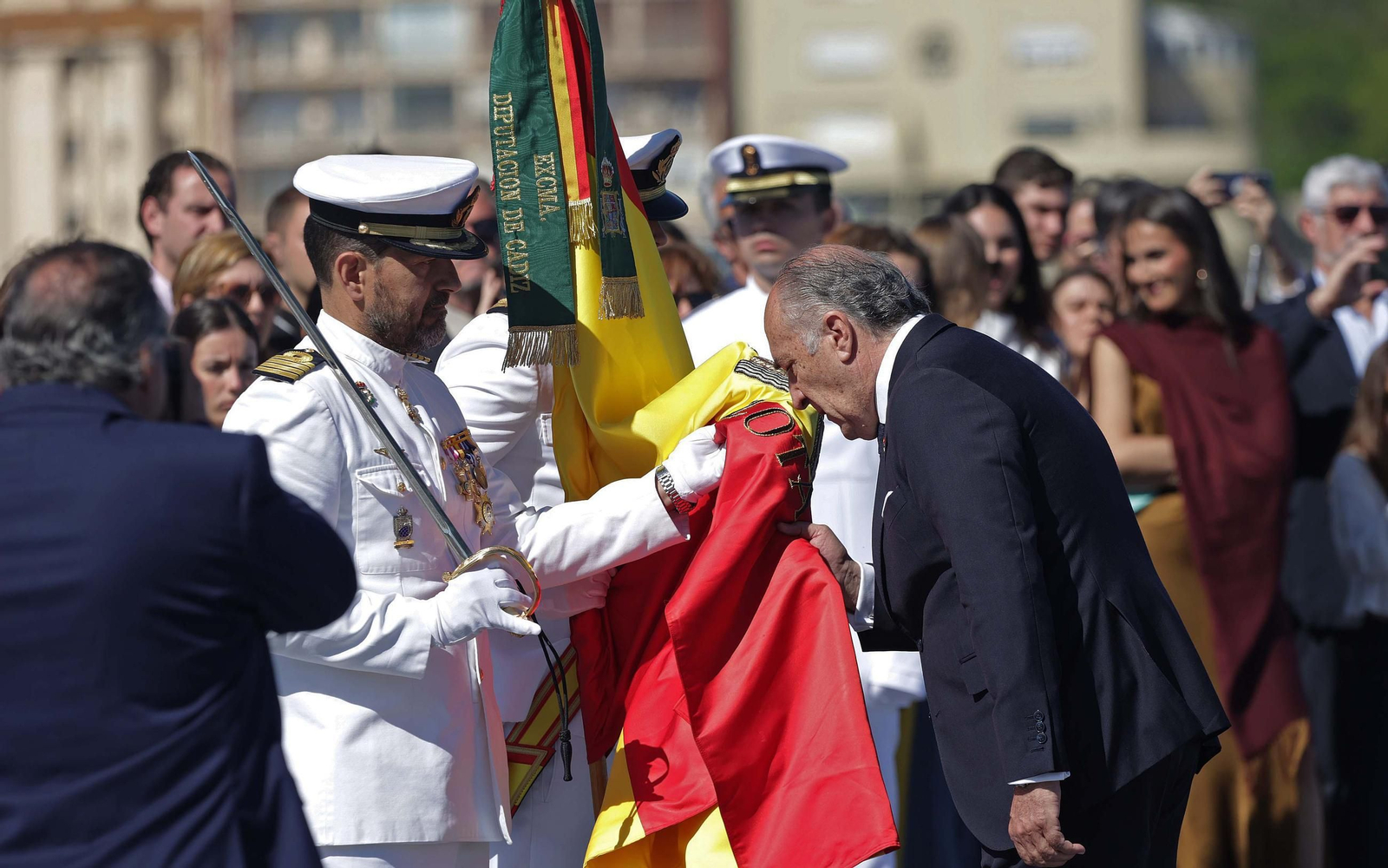Fotos de la Jura de Bandera para personal civil a bordo del Buque de Asalto Anfibio 'Castilla' en Algeciras