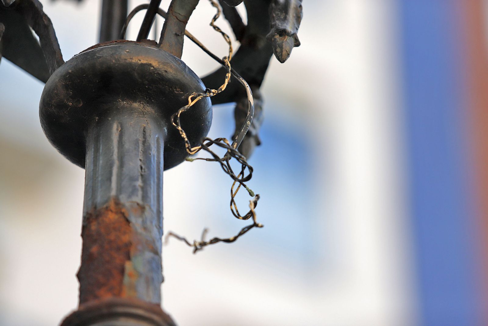 Farolas de las Antiguas oficinas de la línea Huelva-Zafra, hoy delegación de Turismo de la Junta