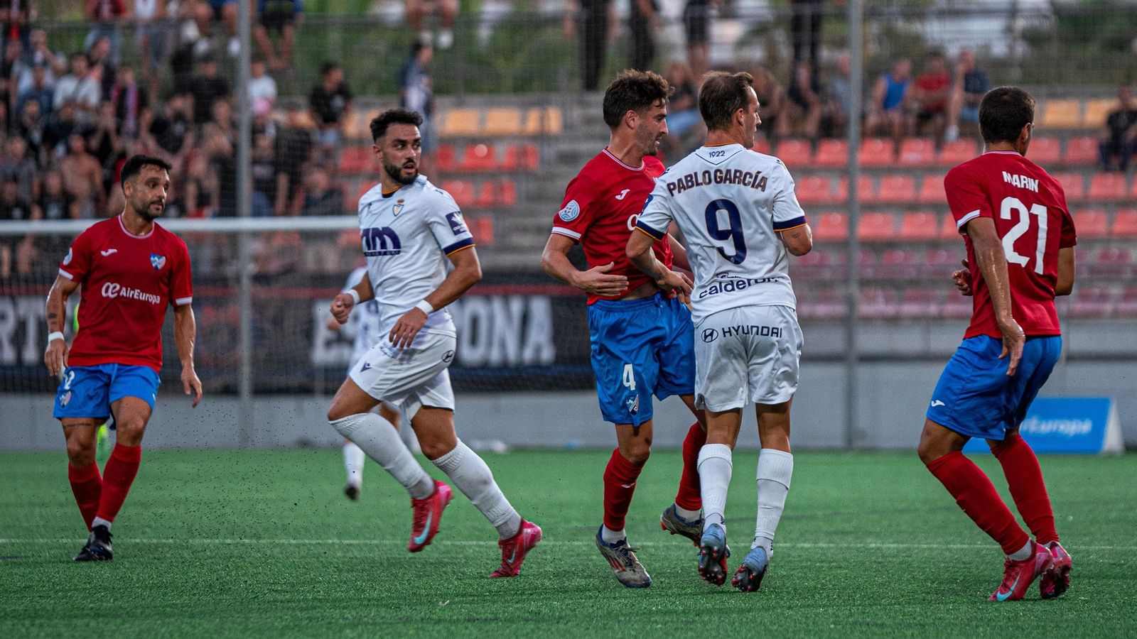 Pablo García y Bernardo, rodeados de zagueros del CD Estepona.