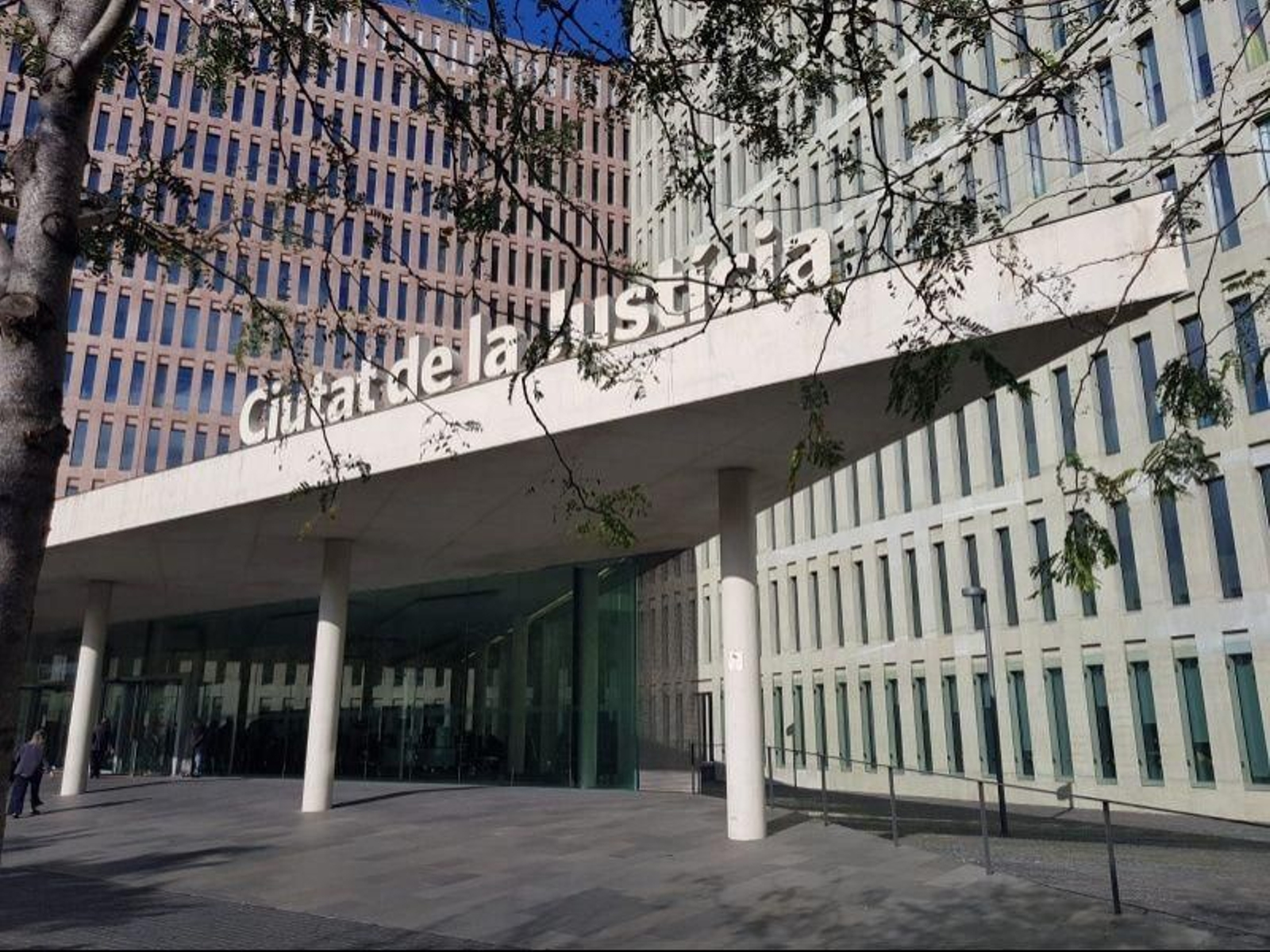 Una juez de Barcelona avala la eutanasia de un joven cuyo padre había pedido que se paralizara. Una juez de Barcelona avala la eutanasia de un joven cuyo padre había pedido que se paralizara.