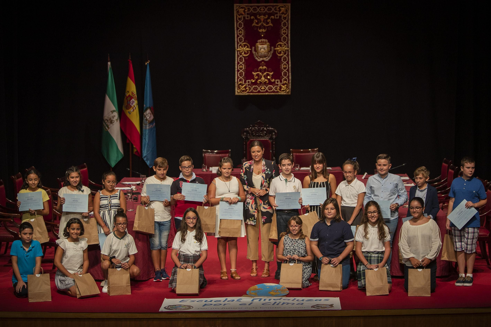 Los niños participantes en el debate del Teatro de Las Cortes posan con la alcaldesa tras el acto. Los niños participantes en el debate del Teatro de Las Cortes posan con la alcaldesa tras el acto.