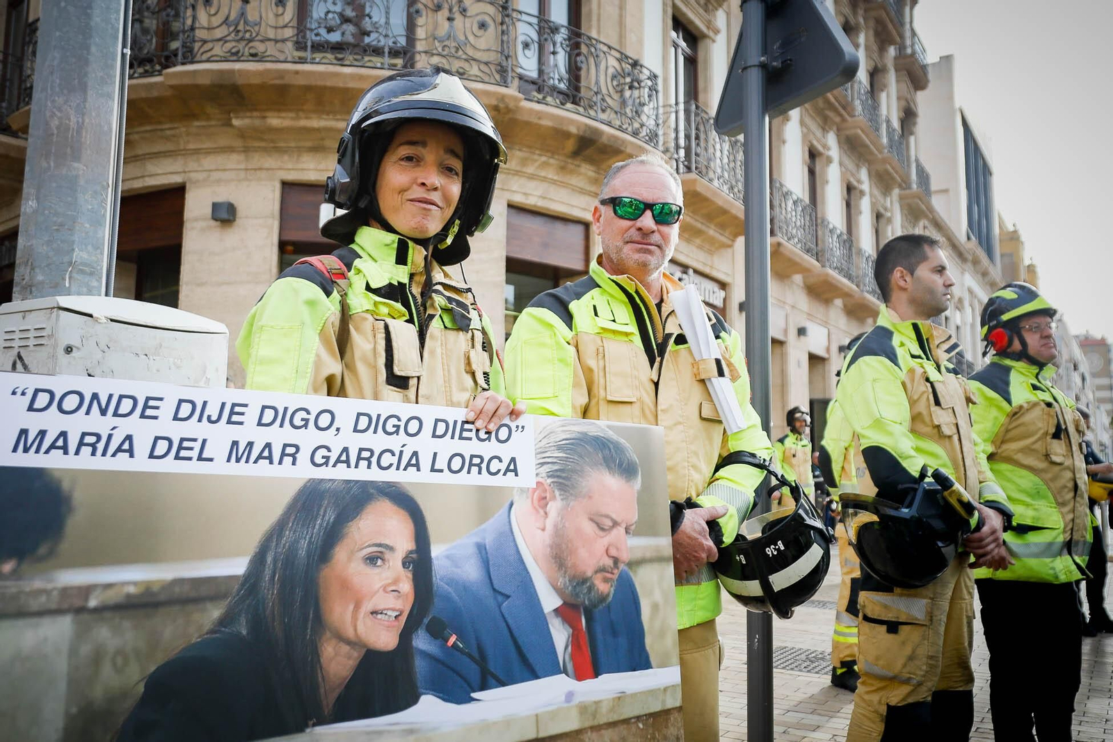 Imágenes de la manifestación de bomberos en Almería