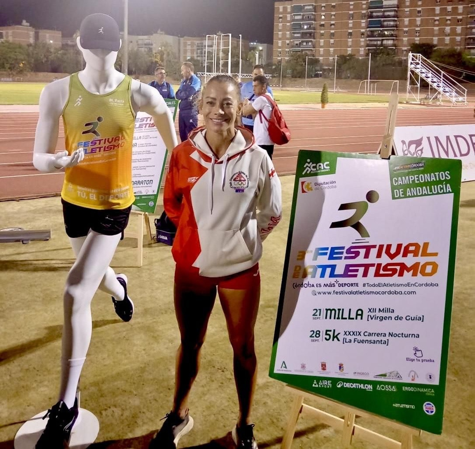 La atleta almeriense posa junto al cartel del Campeonato de Andalucía al término de la competición en Córdoba.