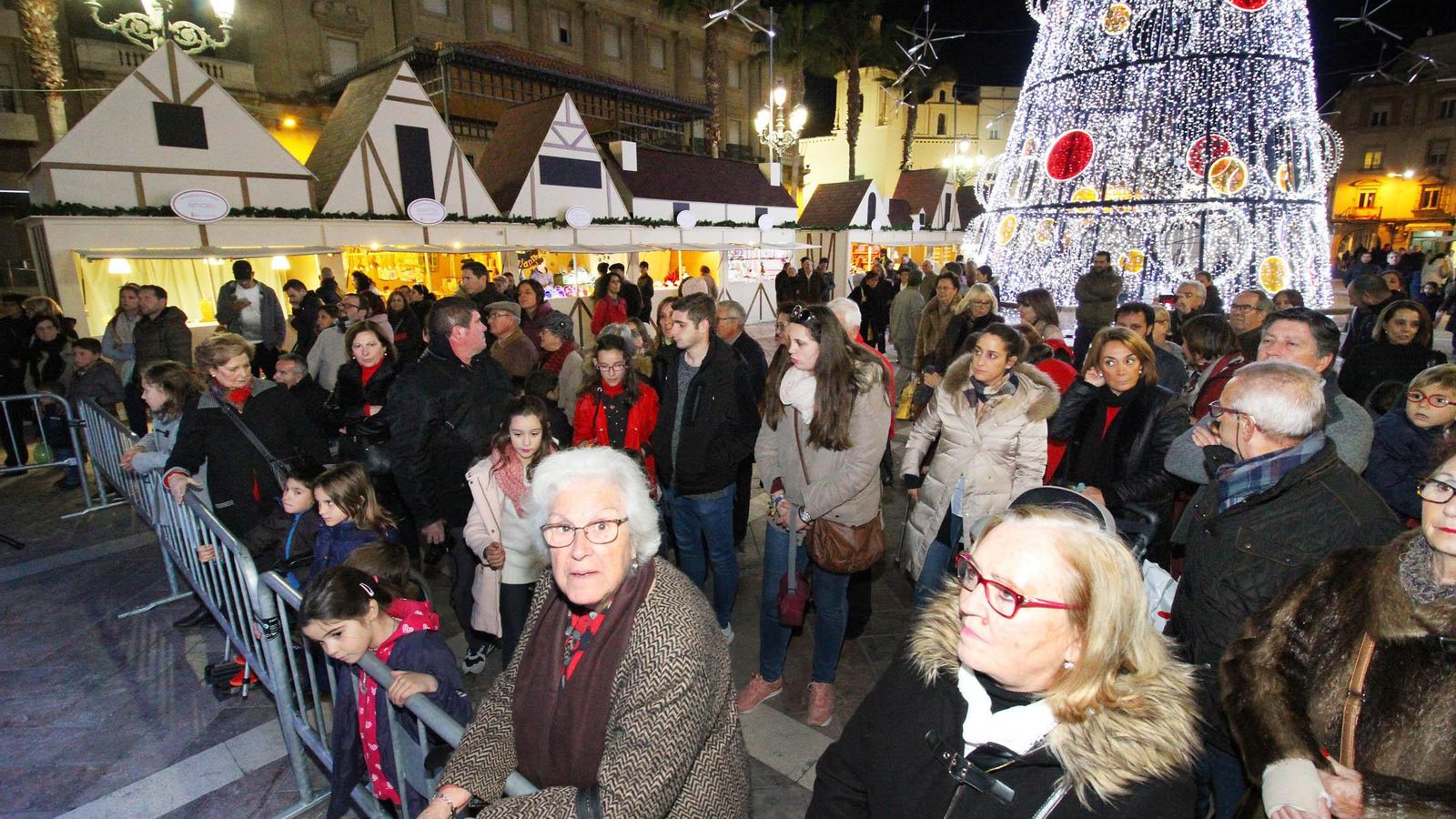 Mayores y pequeños siguen el cuentacuento y la actuación musical.