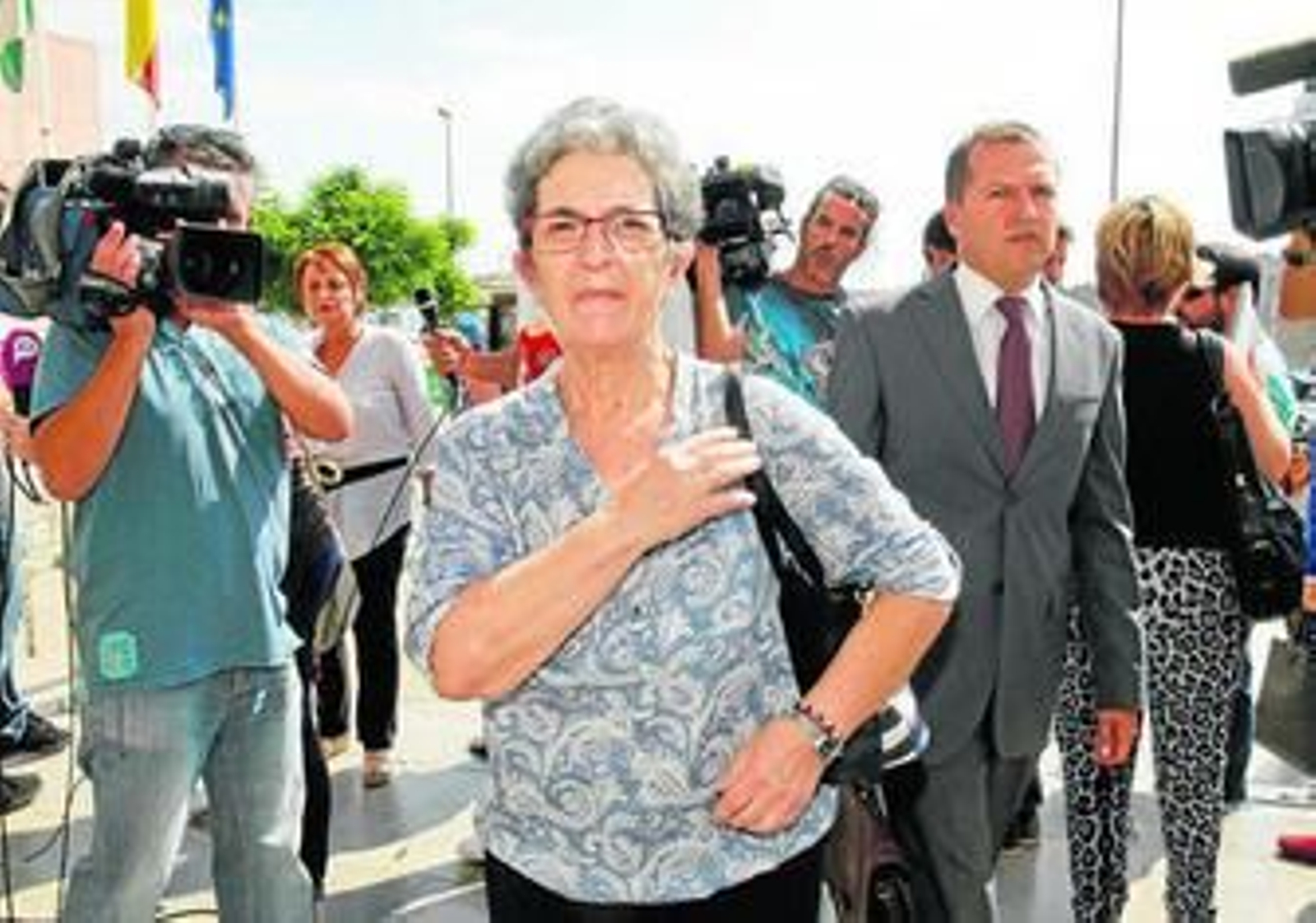 Antonia Guevara, la madre del niño pintor, junto a su abogado, a las puertas de la Ciudad de la Justicia.